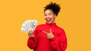 Lawsuit Loans in Des Moines, IA | 24-Hour Approval | No Credit Check excited young woman points to cash in hand
